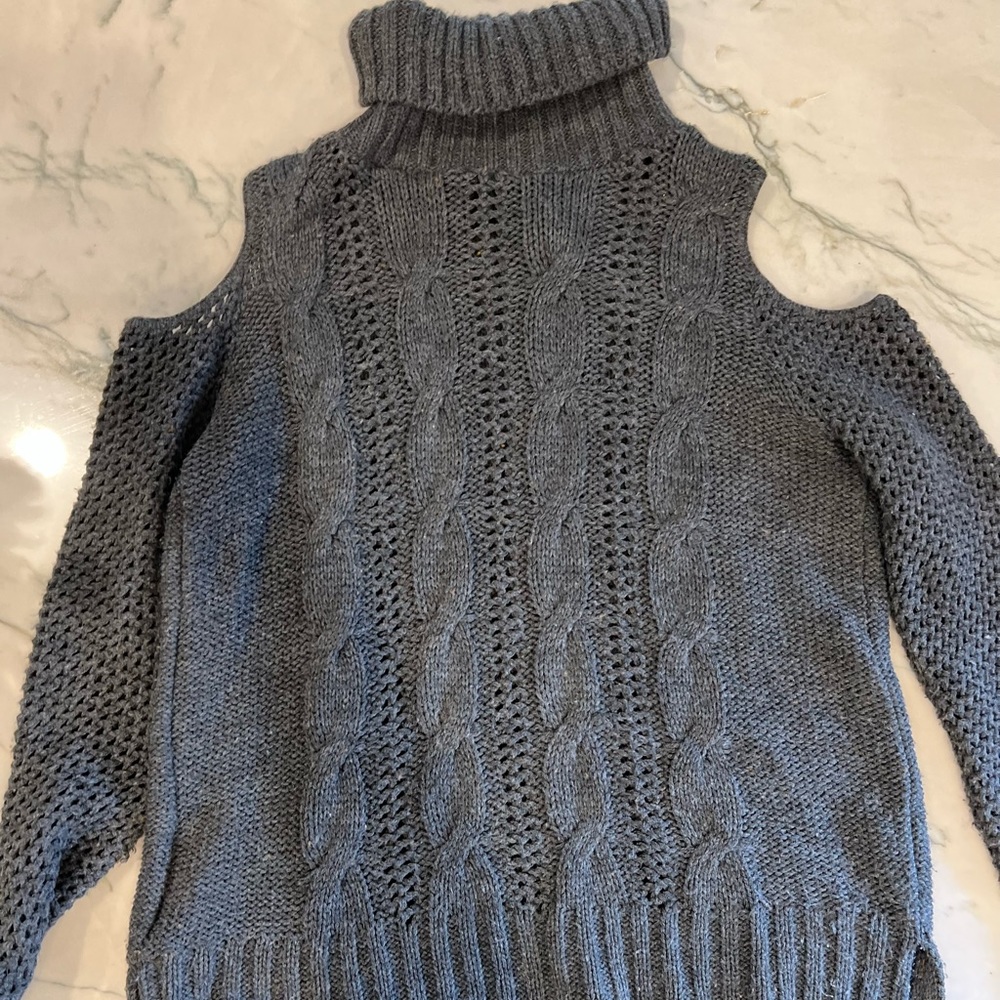 American Eagle Turtle neck cable knit front peek a boo sleeves sz M